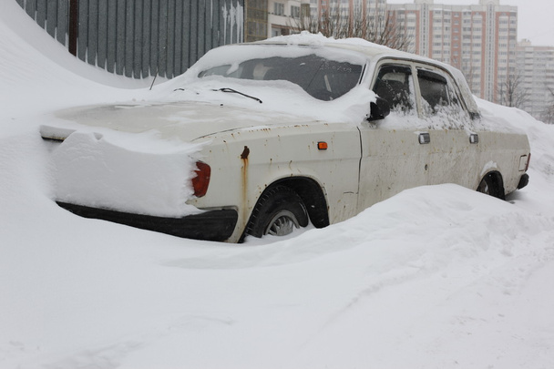 Starker Schneefall bedeckte Autos in der Stadt - Foto, Bild