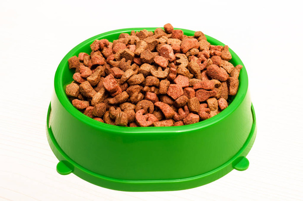 green bowl with dry food for dogs - Fotoğraf, Görsel