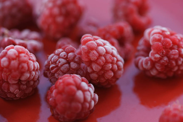 Frozen berry raspberry with white hoarfrost - Foto, afbeelding