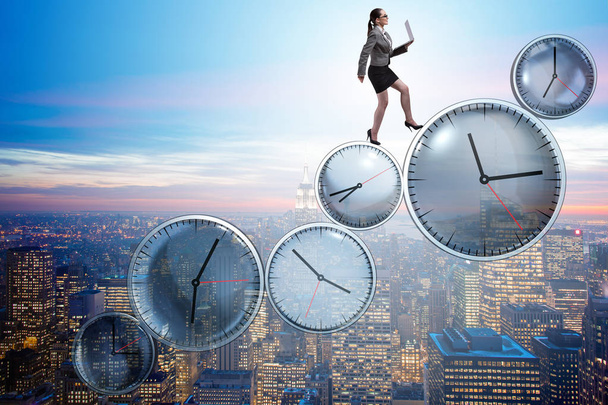 Zakenvrouw in time management concept - Foto, afbeelding