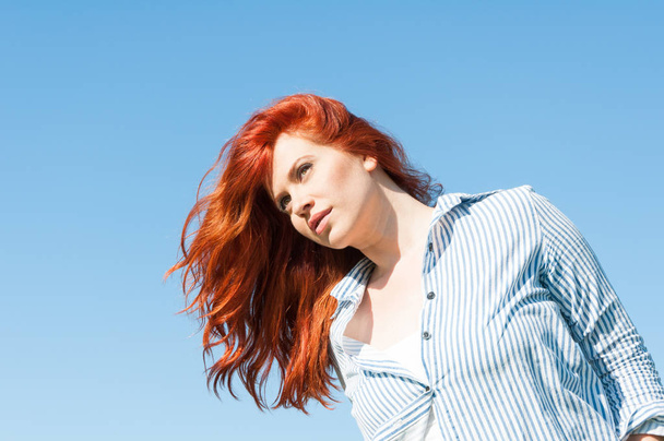Pihentető, napsütésben a vörös hajú lány portréja - Fotó, kép