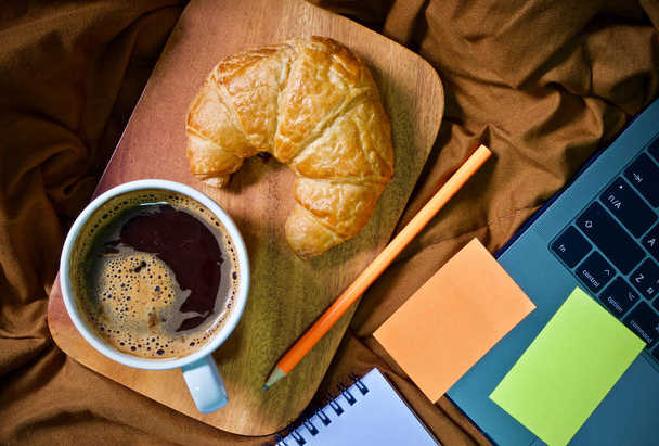 Kaffeetasse und Croissant  - Foto, Bild