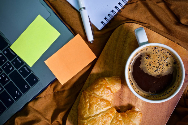 Koffiekopje en een croissant  - Foto, afbeelding