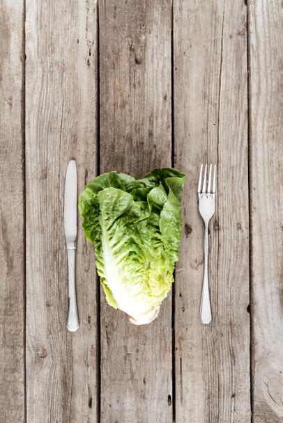 fresh letuce salad and cutlery - Foto, afbeelding