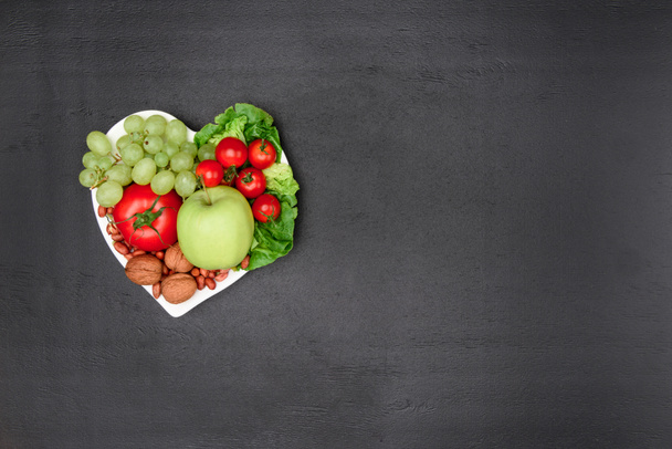 органические овощи и фрукты на тарелке
 - Фото, изображение