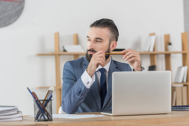 businessman at workplace with laptop - Foto, Imagem