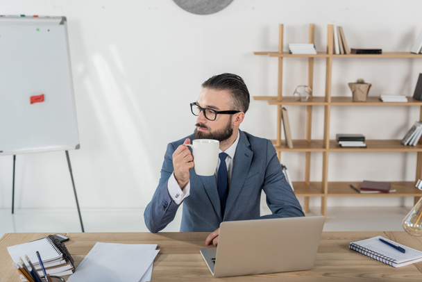 businessman with coffee cup at workplace - Фото, зображення