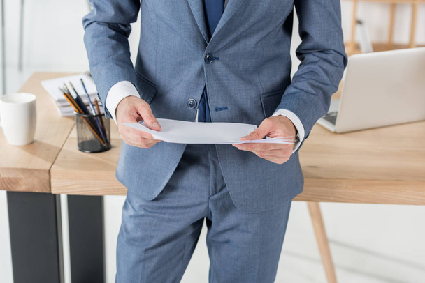 businessman with documents in office - Foto, Imagen