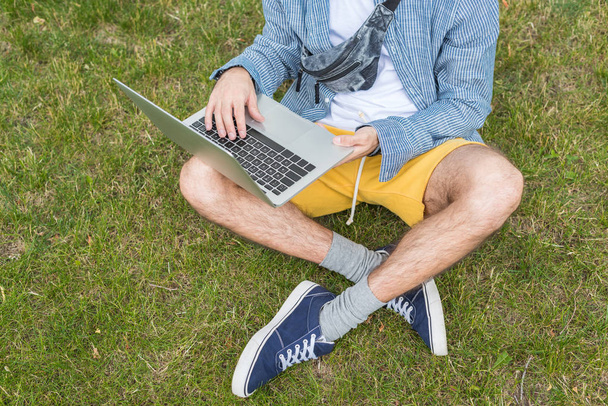 man using digital laptop - Foto, afbeelding