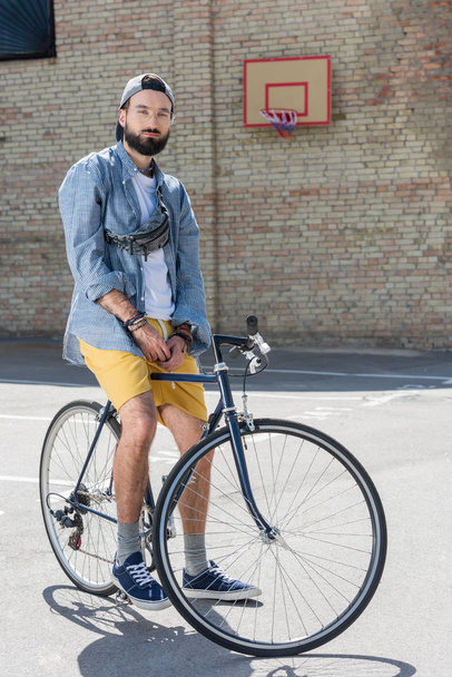 hipster άνθρωπος με ποδήλατο - Φωτογραφία, εικόνα