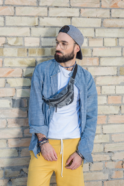 Hipster hombre en la calle
 - Foto, Imagen