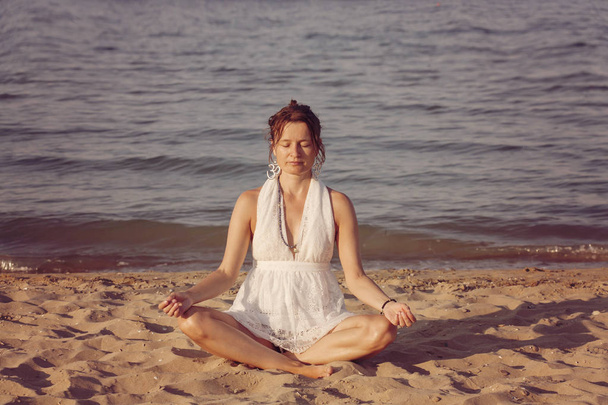 若い女性瞑想 - 写真・画像