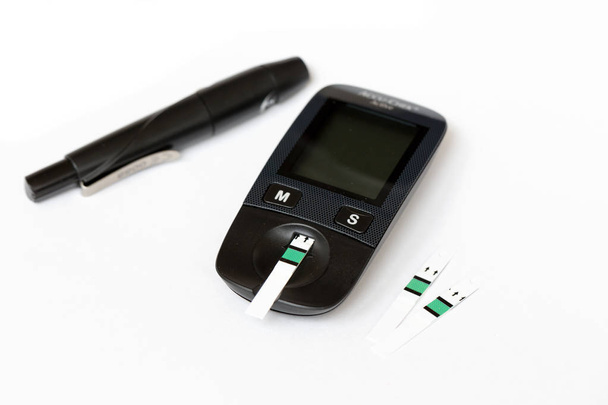 Set glucometer and syringe  with Diabetes Indicator Strips For Blood Glucose Testing Isolated on white background - Fotografie, Obrázek