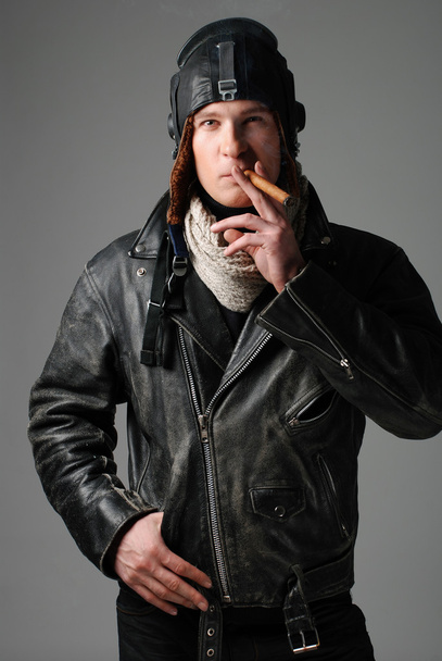 Porträt eines kühlen reifen Mannes mit Zigarre - Foto, Bild