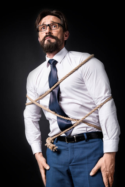 Homme d'affaires attaché à la corde
 - Photo, image