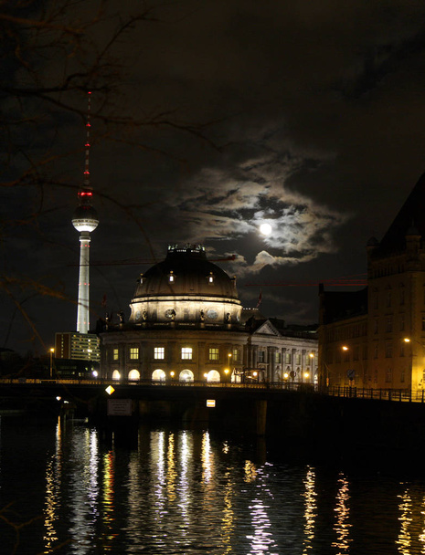 Телебашня и Бодемузиум в Берлине
 - Фото, изображение