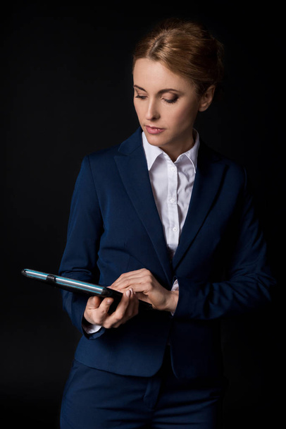 mature businesswoman with digital tablet - Fotó, kép