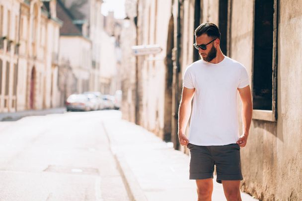 Hipster handsome male model with beard  wearing white blank  t-s - Foto, imagen