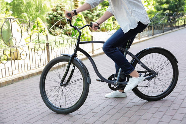 Young man with bicycle outdoor - Foto, Bild