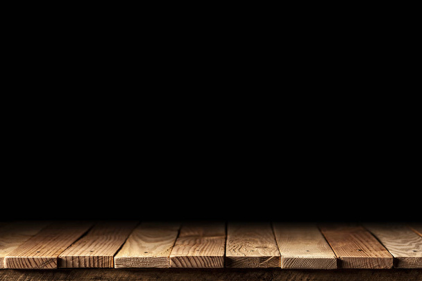 prancha de madeira no escuro
 - Foto, Imagem