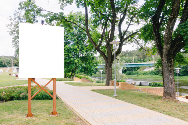 Vysmívat se. Prázdné billboard venku, venkovní reklama, veřejné informační tabule v městském parku - Fotografie, Obrázek