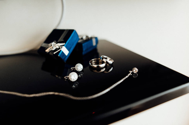 Wedding rings and box   - Φωτογραφία, εικόνα