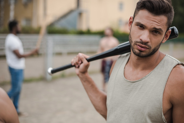 man with baseball bat - Foto, afbeelding