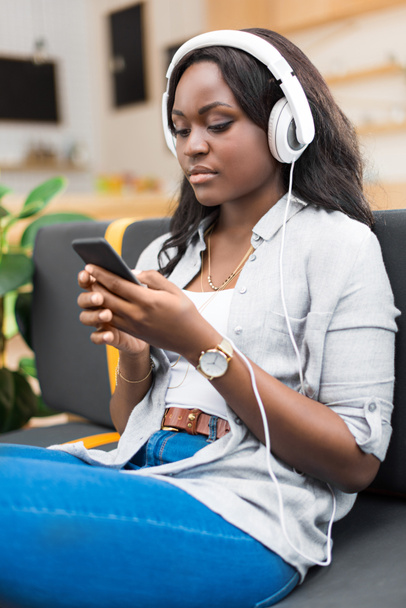woman listening music with headphones  - Φωτογραφία, εικόνα
