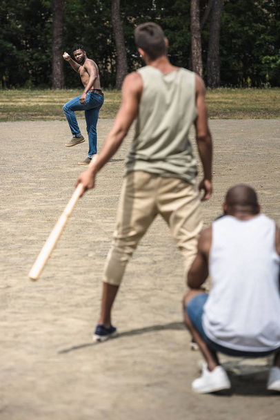 homens jogando beisebol
  - Foto, Imagem
