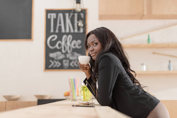 Αφρικανική αμερικανική γυναίκα στην καφετέρια    - Φωτογραφία, εικόνα