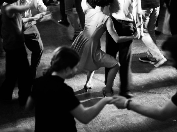 χορευτές swing σε μαύρο και άσπρο και vintage στυλ - Φωτογραφία, εικόνα