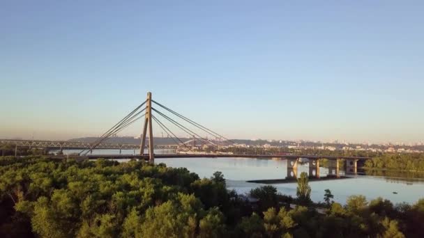 Vídeo da ponte ao pôr do sol em Kiev Ucrânia
 - Filmagem, Vídeo