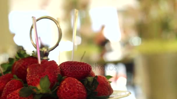 Wedding decoration, strawberry, wedding decoration, shrimps - Video