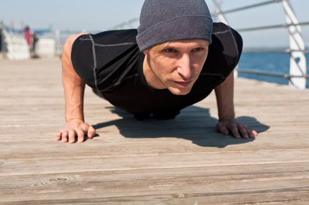 Man exercising push-ups - Zdjęcie, obraz