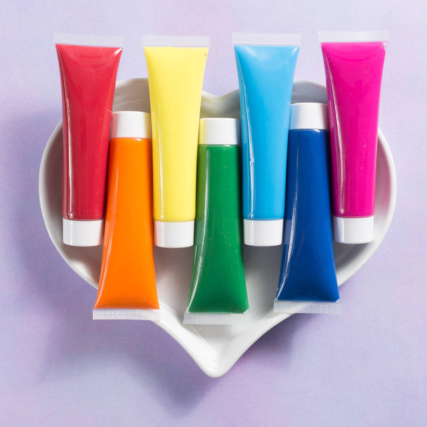 Szivárvány színű szív - színes akril festékek cső szett - Fotó, kép