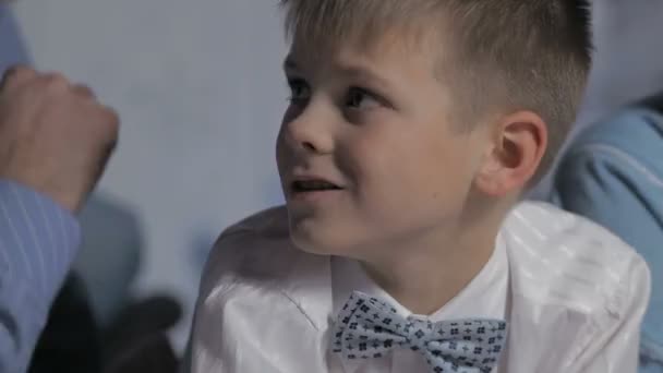 retrato de um menino sorridente em camisa e gravata
 - Filmagem, Vídeo