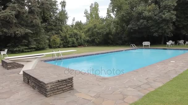 屋外のヤードのプール - 映像、動画