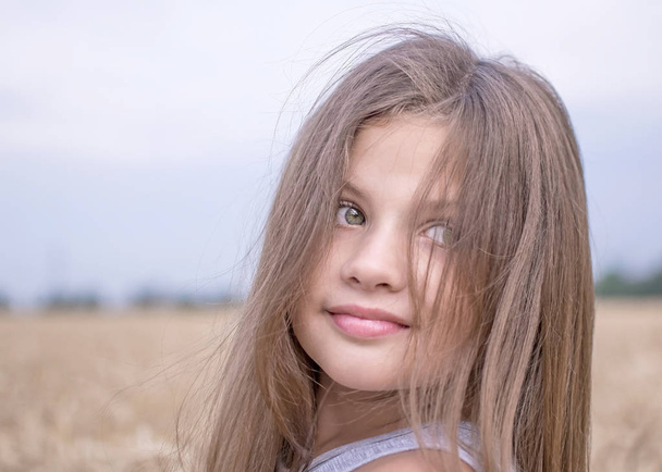 Bambina nel campo di grano dorato nel giorno d'estate. Ritratto di un bel bambino. Concetto di purezza, crescita, felicità
 - Foto, immagini