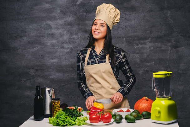 Brunette vrouwelijke chef-kok - Foto, afbeelding
