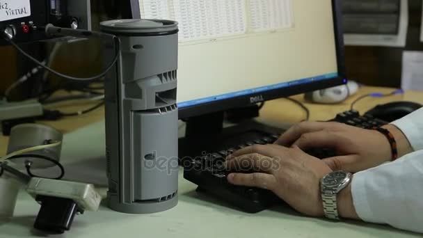 Man Typing on computer - Felvétel, videó
