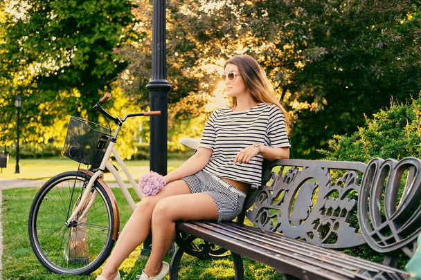 Brunette femelle assise sur un banc
 - Photo, image