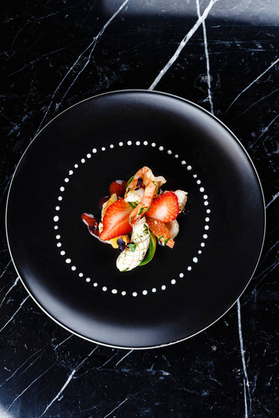 Cooked prawns appetizer with fruits - Foto, Imagem