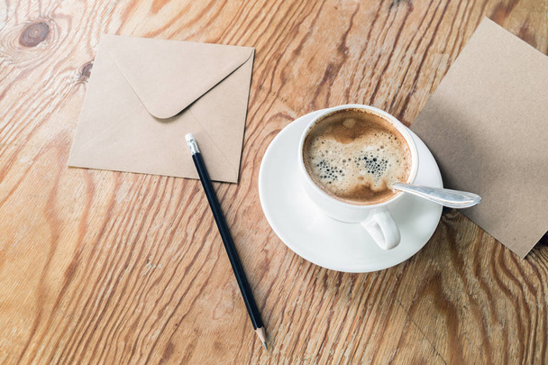 Filiżanka kawy, ołówek, koperty - Zdjęcie, obraz