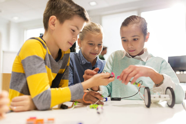 happy children building robots at robotics school - Fotoğraf, Görsel