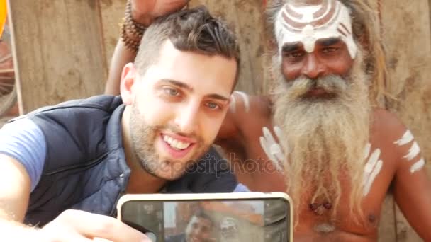 Toeristische nemen van een selfie met Sadhu - Heilige Man, in Varanasi, India - Video