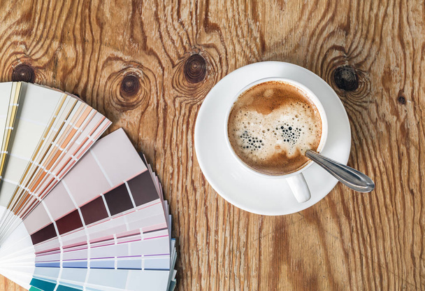 Kleur palet en koffie beker - Foto, afbeelding