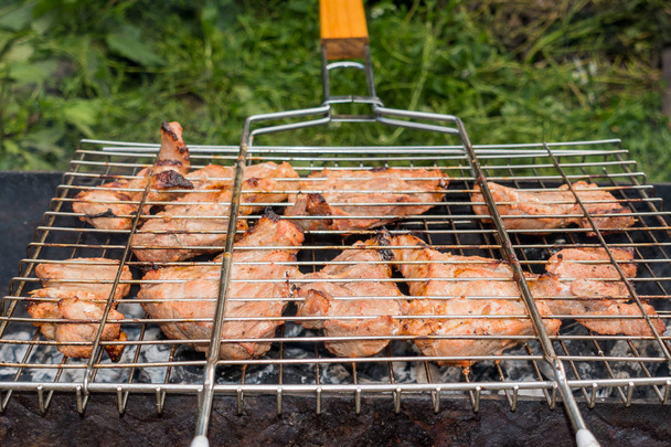 Ψητό κρέας στο BBQ για τα νόστιμα κομμάτια Γκριλ του - Φωτογραφία, εικόνα