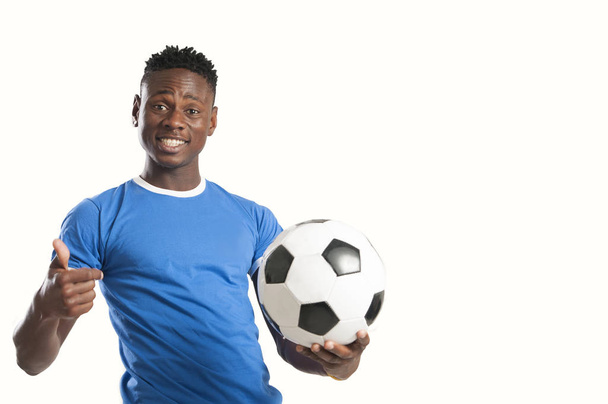 Uomo nero giocare a calcio
 - Foto, immagini