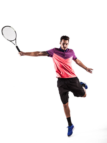 Νεαρός άνδρας παίζει τένις  - Φωτογραφία, εικόνα