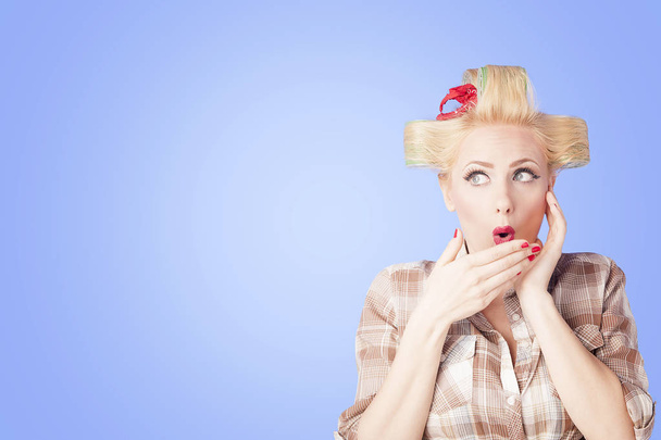 Thinking blonde housewife - 写真・画像